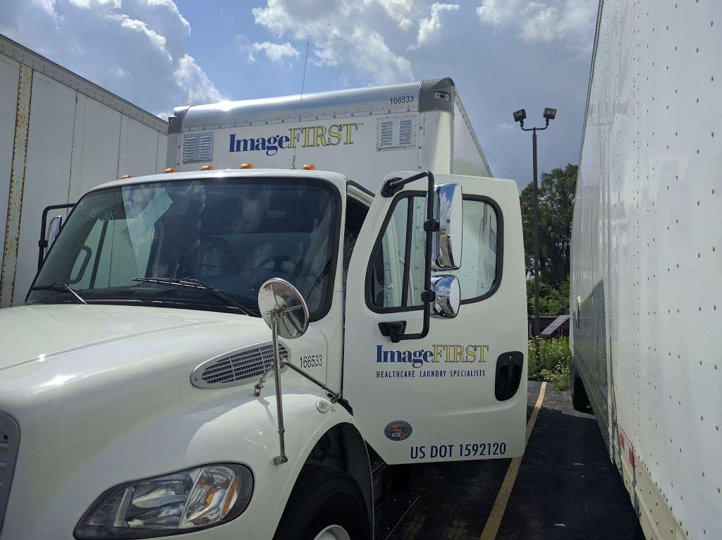 Penske Truck Rental in 29 W 533 North Ave, West Chicago, IL 60185, USA