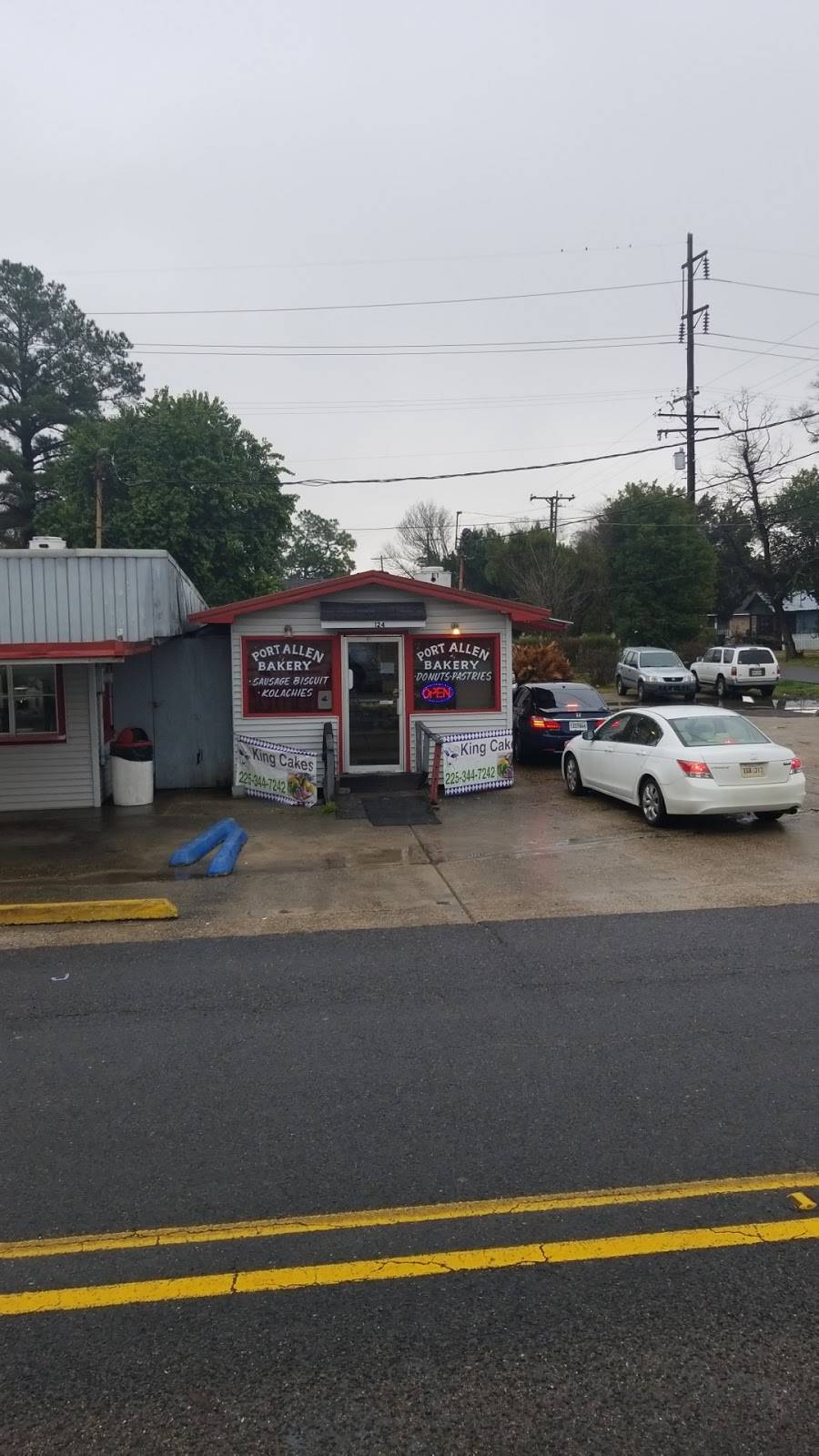 Port Allen Bakery | 124 S Alexander Ave, Port Allen, LA 70767, USA | Phone: (225) 344-7242