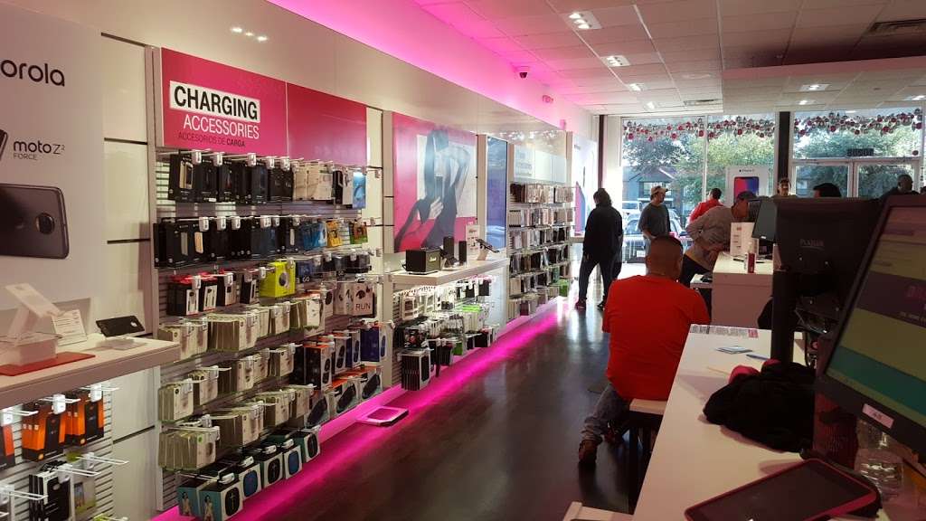 T-Mobile | 10208 Beechnut St, Houston, TX 77072, USA | Phone: (281) 933-9763