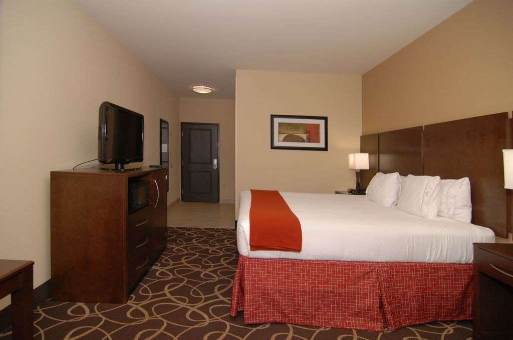 Holiday Inn Express & Suites Houston South - Pearland | 13931 South Fwy, Pearland, TX 77047, USA | Phone: (713) 434-7373