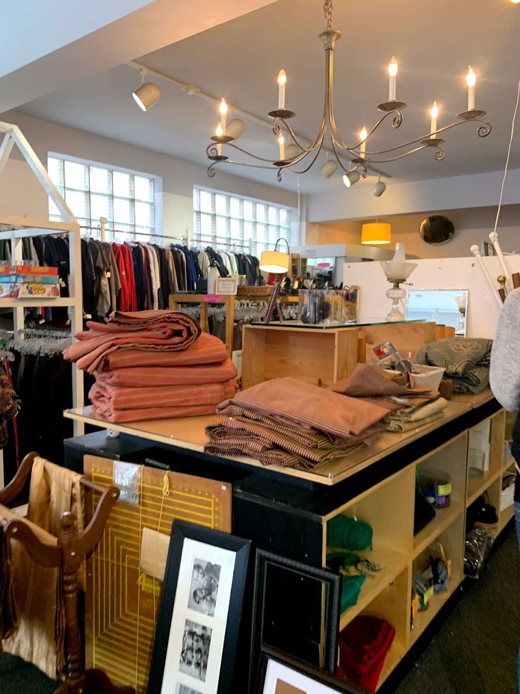 Winnetka Thrift Shop | 992 Green Bay Rd, Winnetka, IL 60093, USA | Phone: (847) 446-7787