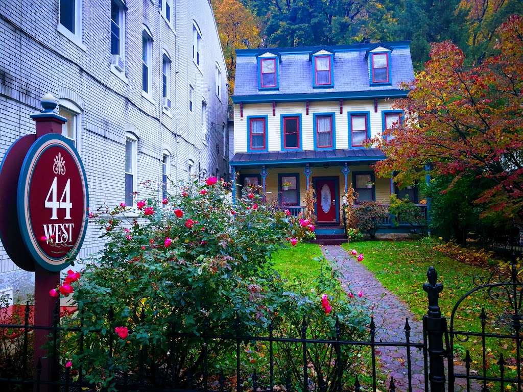 Broadway House | 44 W Broadway, Jim Thorpe, PA 18229, USA | Phone: (570) 732-0055