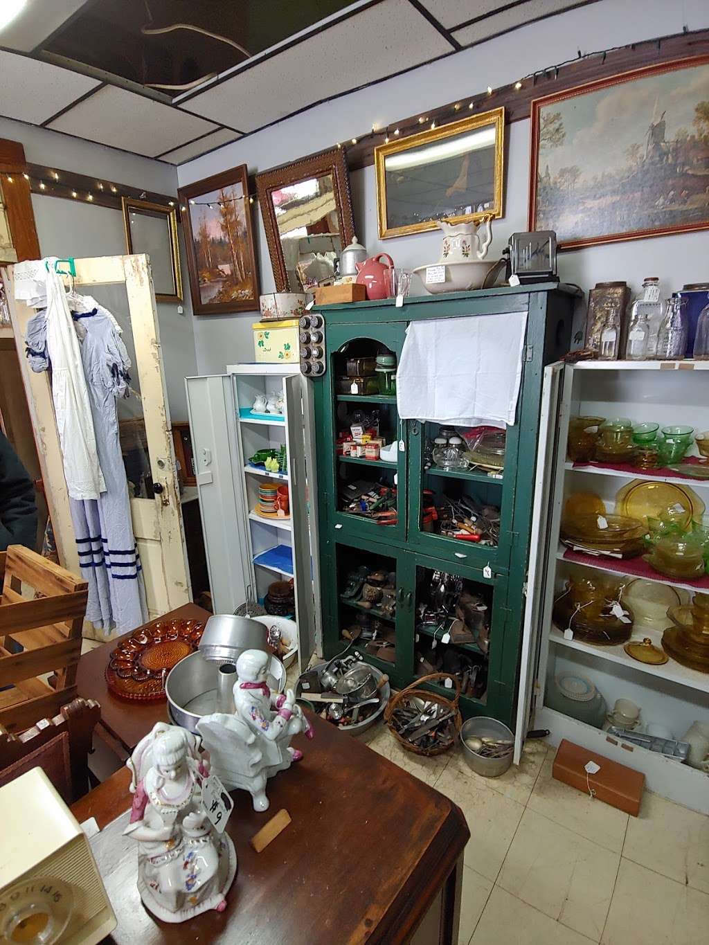 New Cumberland Antiques | 702 Massachusetts Ave, Upland, IN 46989, USA | Phone: (765) 506-1266