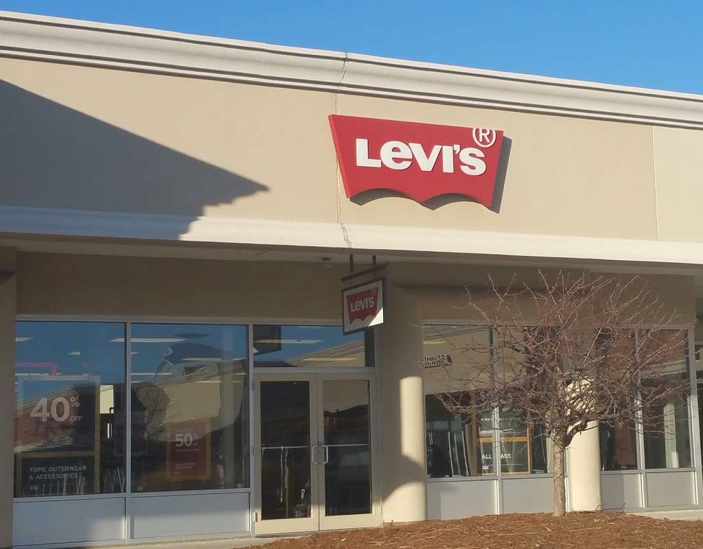 Levis Outlet Store at Pleasant Prairie Premium Outlets | 11211 120th Ave Suite D075, Pleasant Prairie, WI 53158, USA | Phone: (262) 857-1239