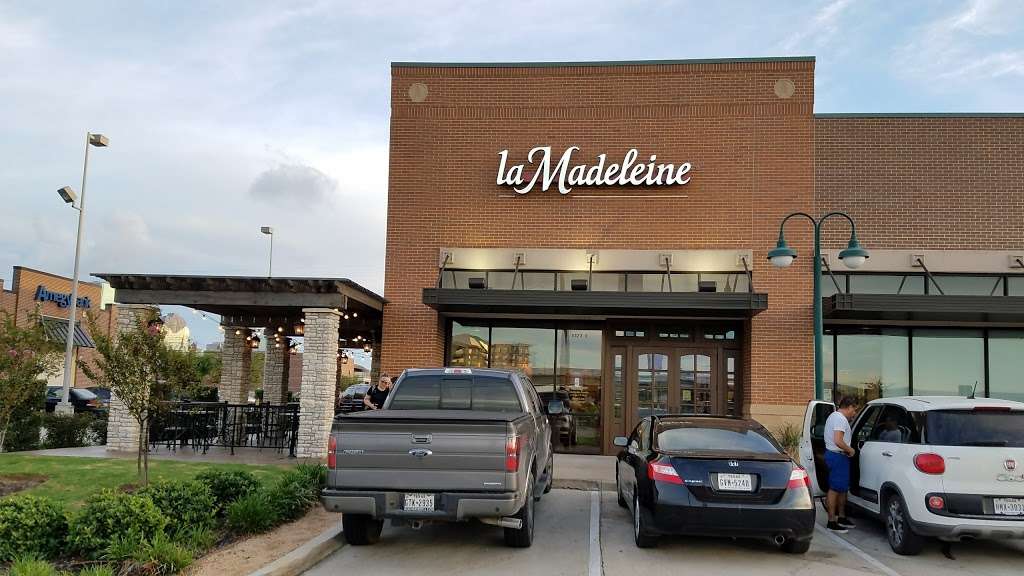 la Madeleine French Bakery & Café Sawyer Heights | 2423 Katy Fwy E, Houston, TX 77007, USA | Phone: (832) 916-4001