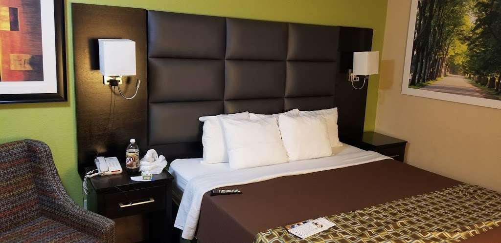 Days Inn by Wyndham Dallas Irving | 2200 E Airport Fwy, Irving, TX 75062, USA | Phone: (972) 975-9440