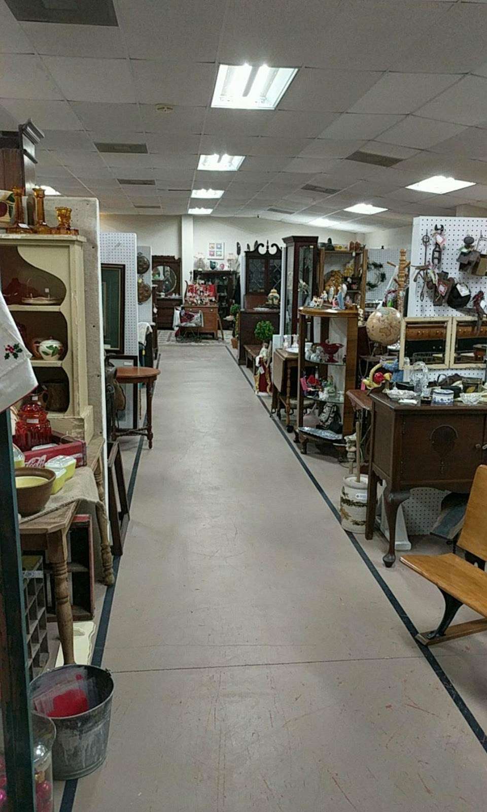 Conroe-Woodlands Antique Mall | 3700 South Loop 336 East, Conroe, TX 77301, USA | Phone: (936) 494-3934