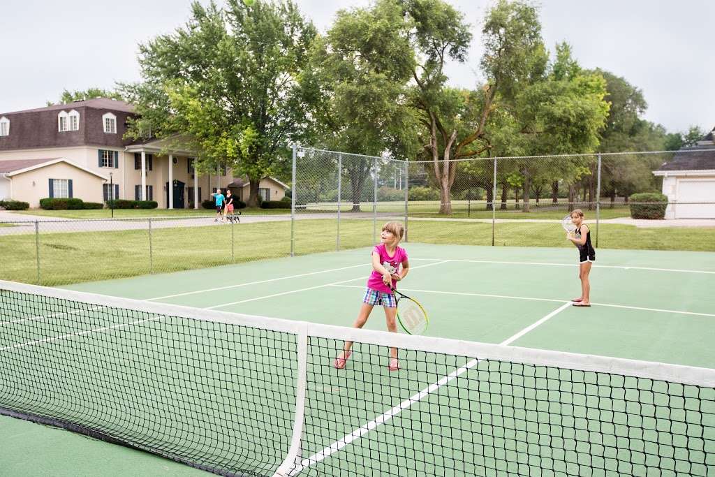 Oakton Beach Apartments & Tennis Club | W289 N2183, Louis Ave Apt. 1, Pewaukee, WI 53072, USA | Phone: (262) 330-1512