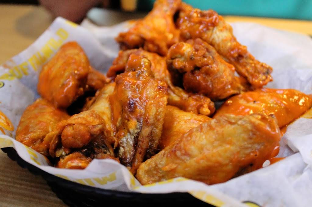 Buffalo Wild Wings | 5519 Coventry Ln, Fort Wayne, IN 46804, USA | Phone: (260) 459-3407