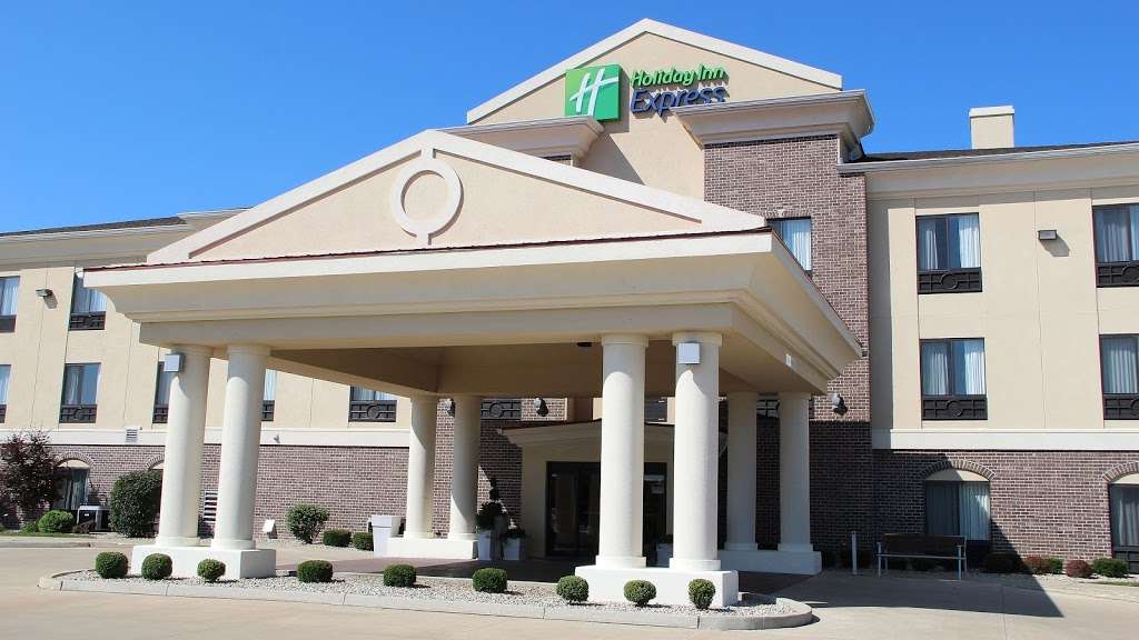 Holiday Inn Express & Suites Shelbyville Indianapolis | 38 W Rampart Rd, Shelbyville, IN 46176, USA | Phone: (317) 398-0800