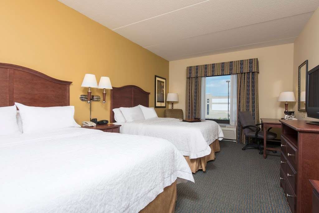 Hampton Inn & Suites Indianapolis-Airport | 9020 Hatfield Dr, Indianapolis, IN 46231, USA | Phone: (317) 856-1000