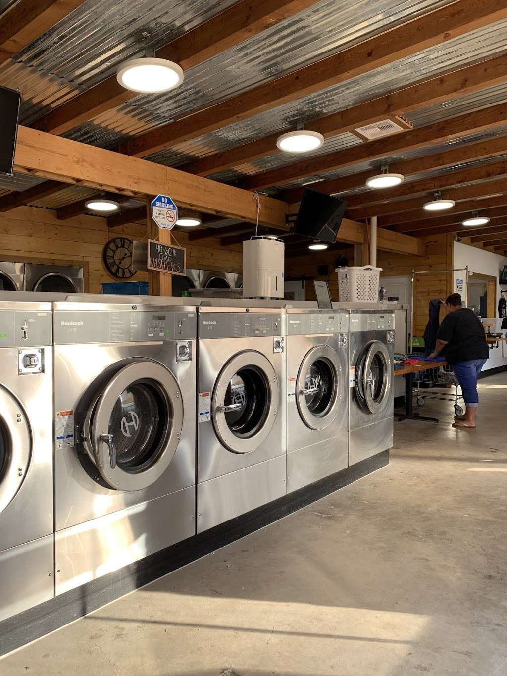 Hang N’ Dry Laundromat | 8820 TX-35, Van Vleck, TX 77482, USA | Phone: (979) 464-9122