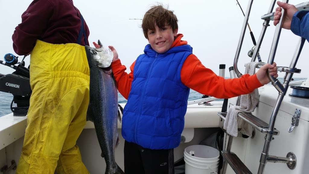 Skyline Fishing Charters | 2 W Belmont Harbor Dr, Chicago, IL 60657, USA | Phone: (312) 206-8800