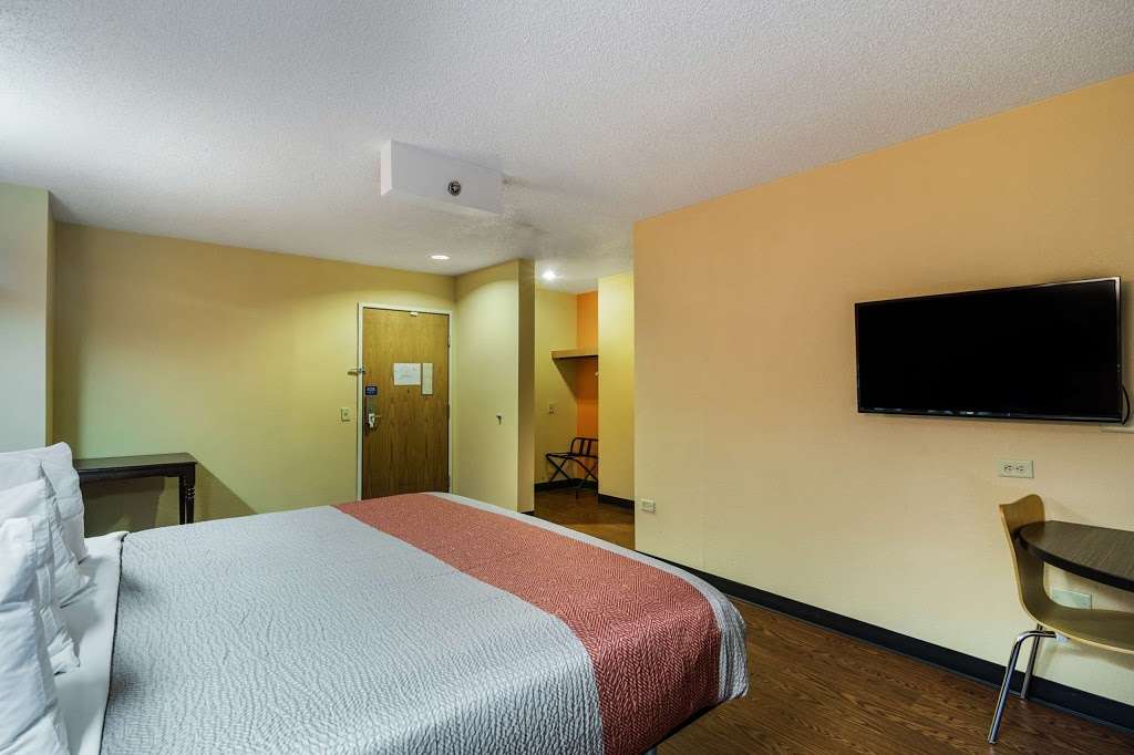 Motel 6 Libertyville, IL | 1809 N Milwaukee Ave, Libertyville, IL 60048, USA | Phone: (847) 816-8006