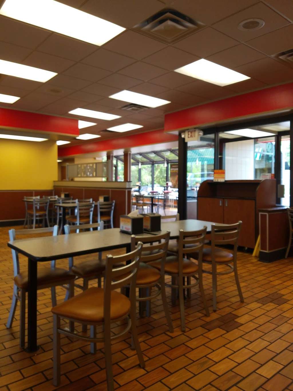 Hardees | 6250 N Oak Trafficway, Gladstone, MO 64118, USA | Phone: (816) 452-8818