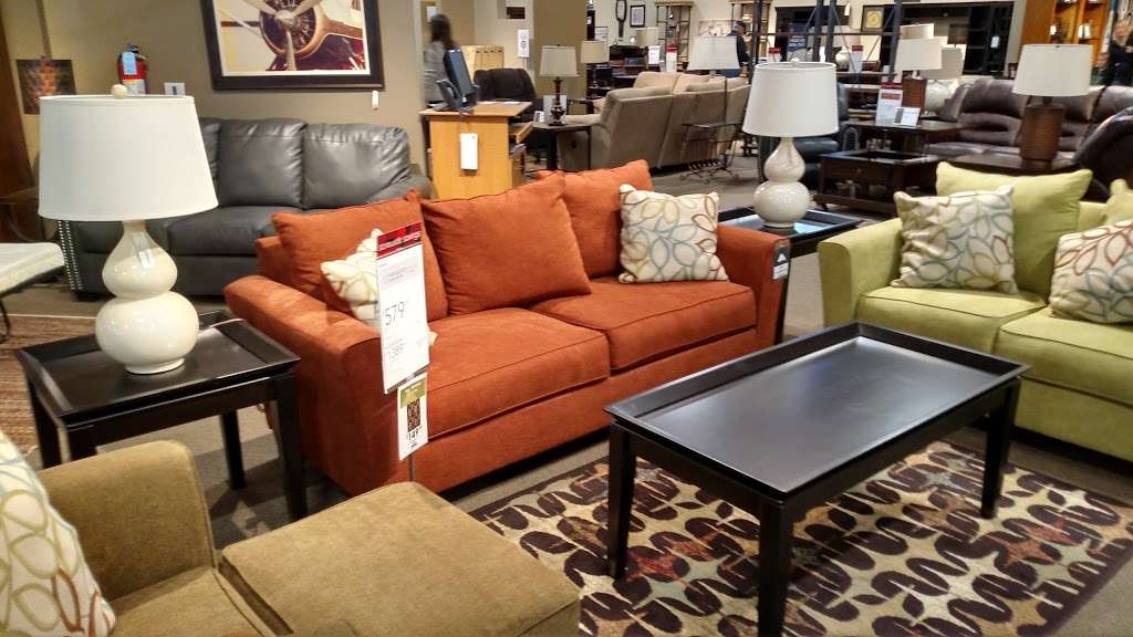 Ashley HomeStore | 12185 77th St, Kenosha, WI 53142, USA | Phone: (262) 857-1000