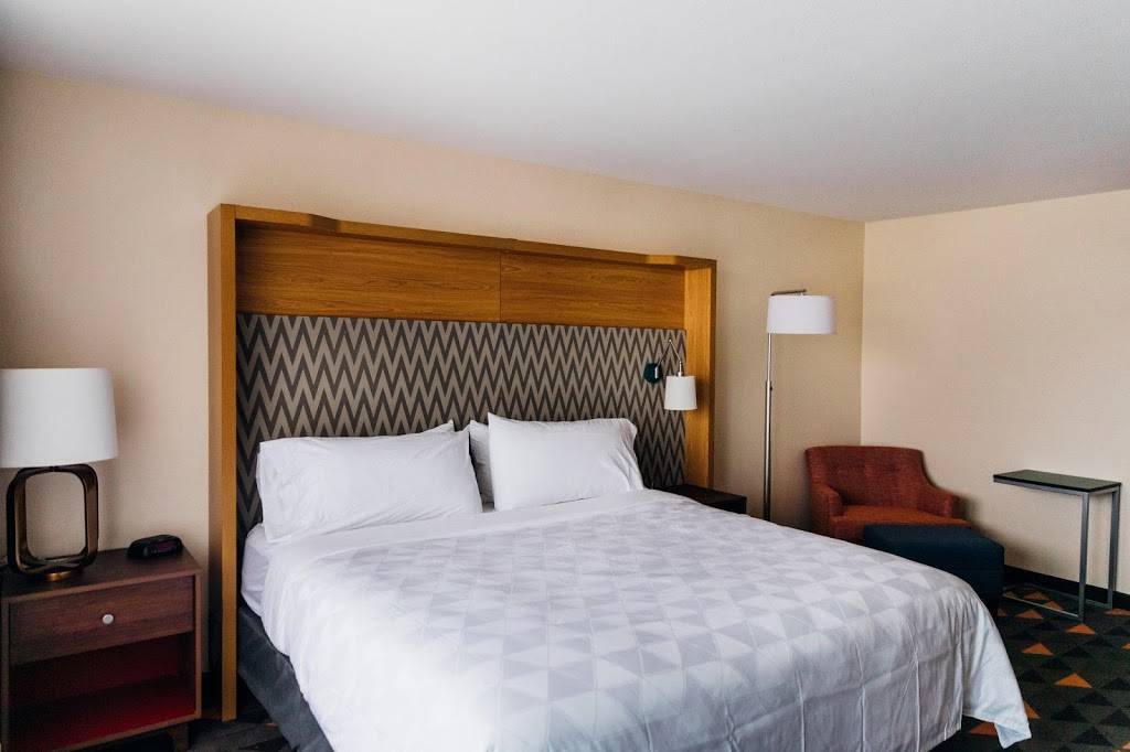 Holiday Inn & Suites Phoenix-Mesa/Chandler | 1600 S Country Club Dr, Mesa, AZ 85210, USA | Phone: (480) 964-7000