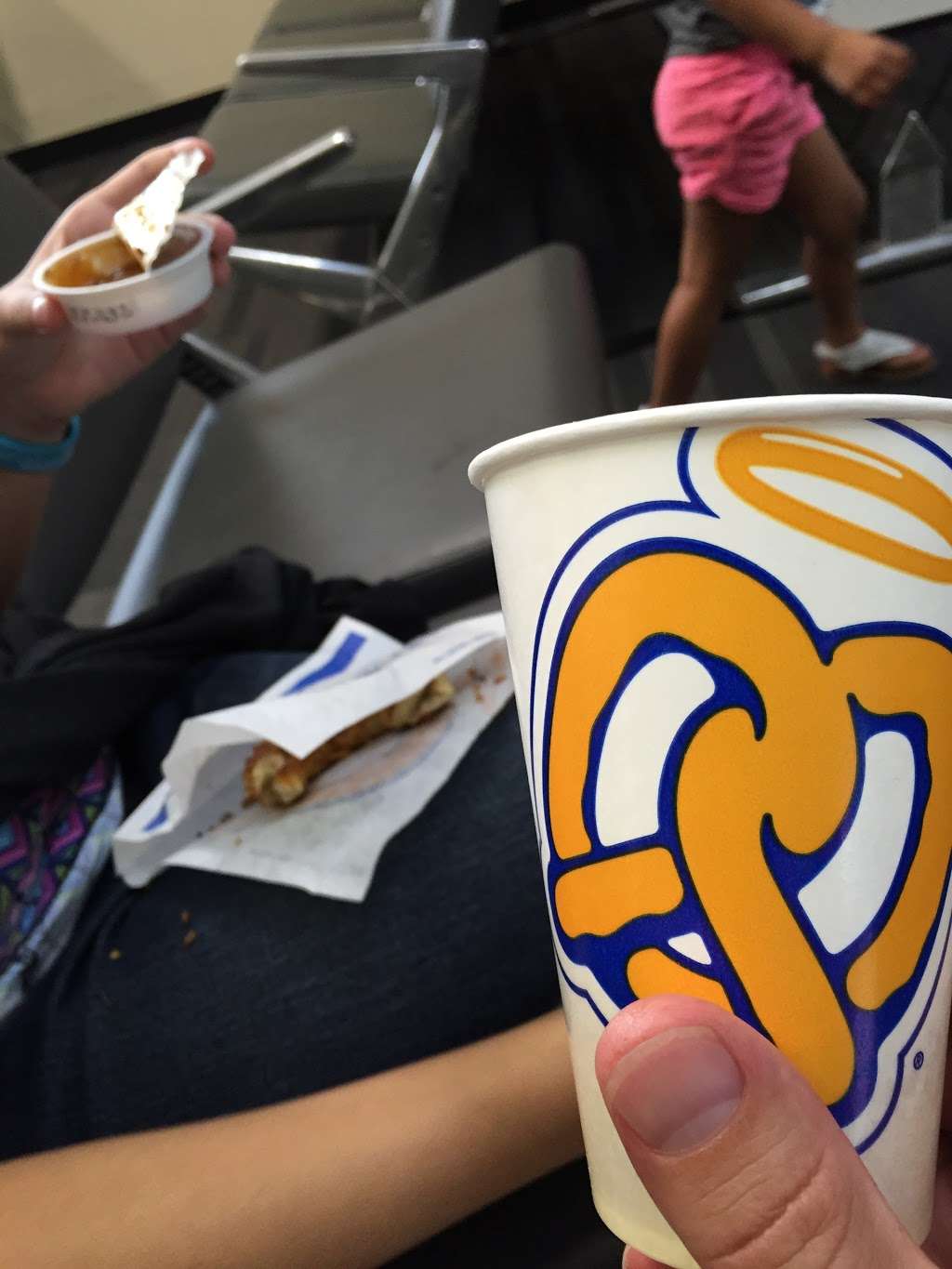 auntie annes pretzels | 8000 Essington Ave. Concourse D, Philadelphia, PA 19153, USA | Phone: (215) 492-6736