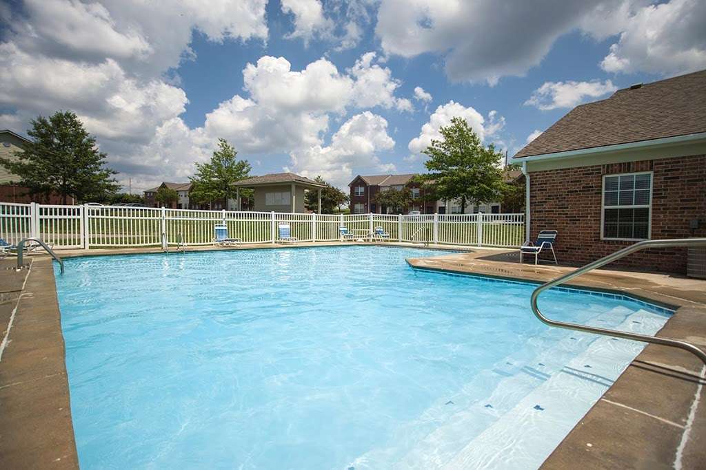 Crossroads of Lees Summit Apartments | 2200 NE Town Centre Blvd, Lees Summit, MO 64064 | Phone: (816) 844-6225