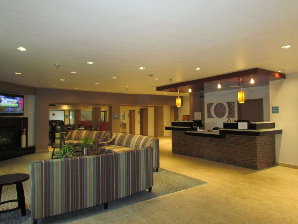 Ramada by Wyndham Glendale Heights/Lombard | 780 E N Ave, Glendale Heights, IL 60139 | Phone: (630) 942-9500