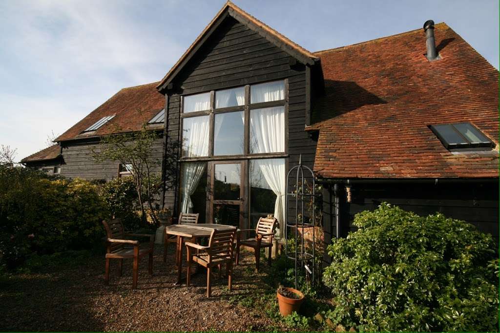 Becketts Bed and Breakfast | Pylegate Farm, Hartfield Road, Cowden, Edenbridge TN8 7HE, UK | Phone: 01342 850514