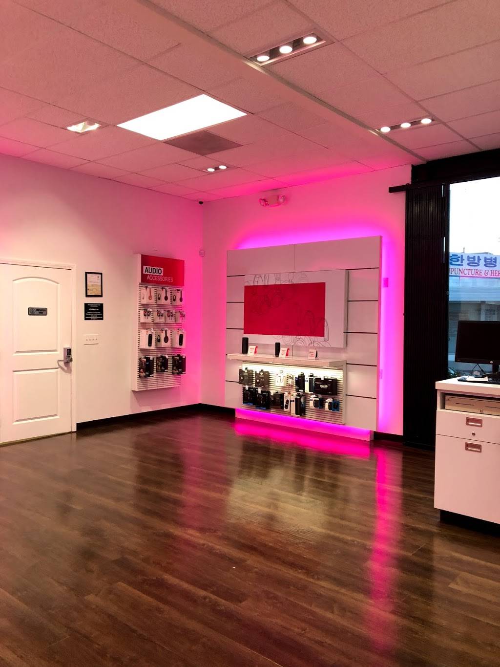 T-Mobile | 915 N Euclid St, Anaheim, CA 92801, USA | Phone: (714) 782-9190