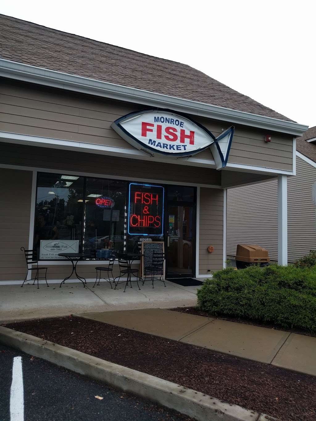 Monroe Fish Market | 477 Main St, Monroe, CT 06468, USA | Phone: (203) 268-7463