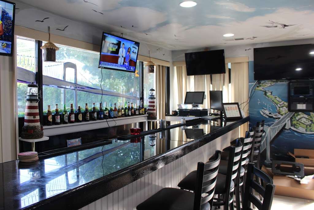 Seaside Bar & Grill | 134 Pennyfield Ave, The Bronx, NY 10465, USA | Phone: (718) 684-6485