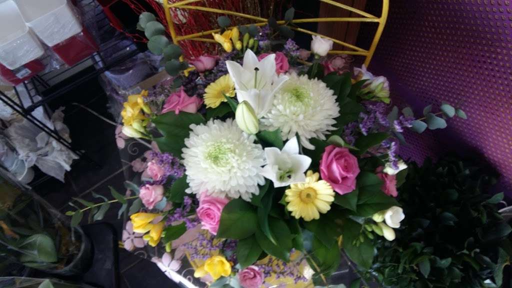 Barons Florists | 3 Barons Ct Rd, Hammersmith, London W14 9DP, UK | Phone: 020 7385 5781