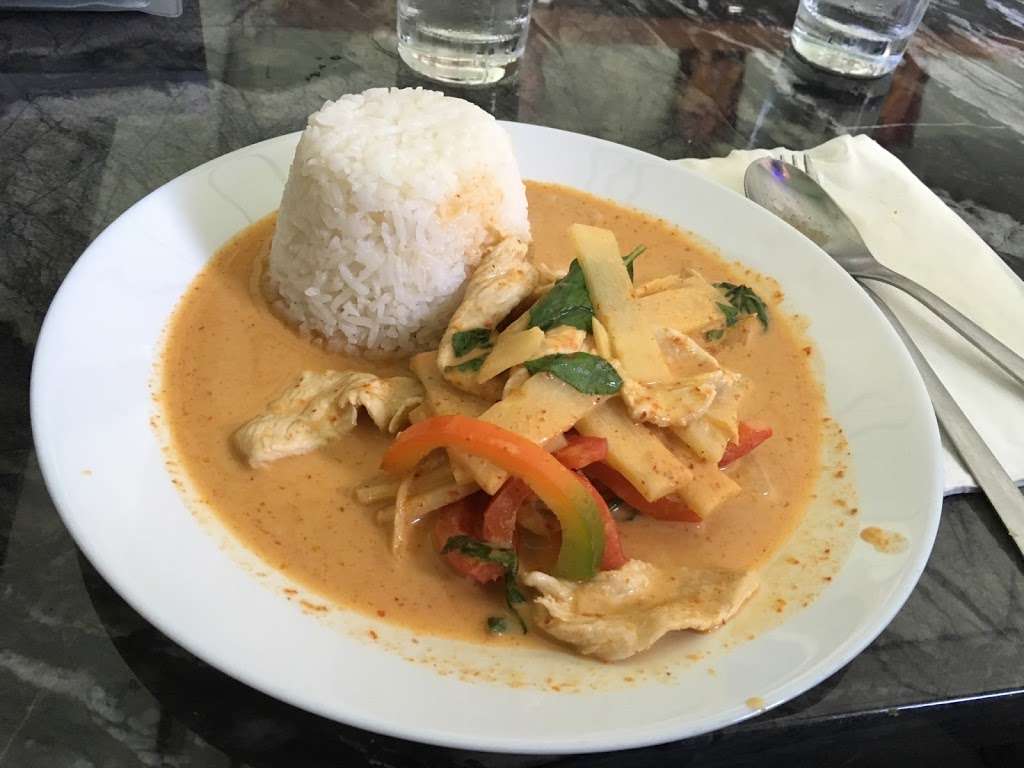 Whoopi Thai cuisine | 2449 Black Rock Turnpike, Fairfield, CT 06825, USA | Phone: (203) 429-4956