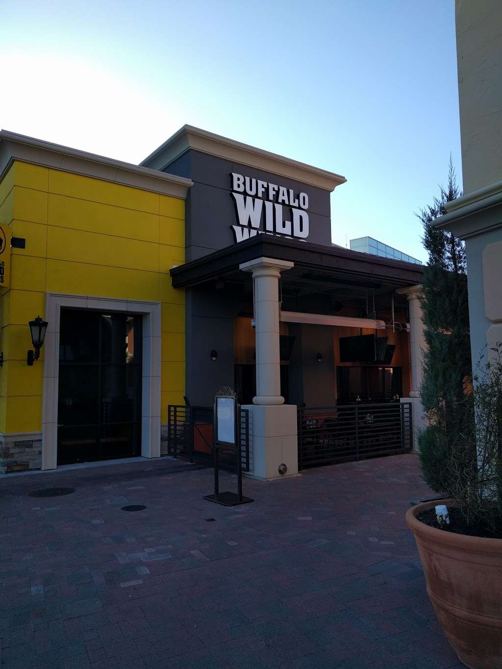 Buffalo Wild Wings | 1555 Simi Town Center Way, Simi Valley, CA 93065, USA | Phone: (805) 520-5815