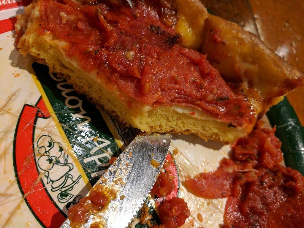 Bartolis Pizzeria | 1955 W Addison St, Chicago, IL 60613, USA | Phone: (773) 248-0455