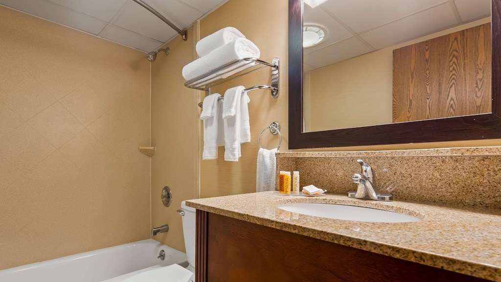 Best Western Plus The Inn at Sharon/Foxboro | 395 Old Post Rd, Sharon, MA 02067, USA | Phone: (781) 784-1000