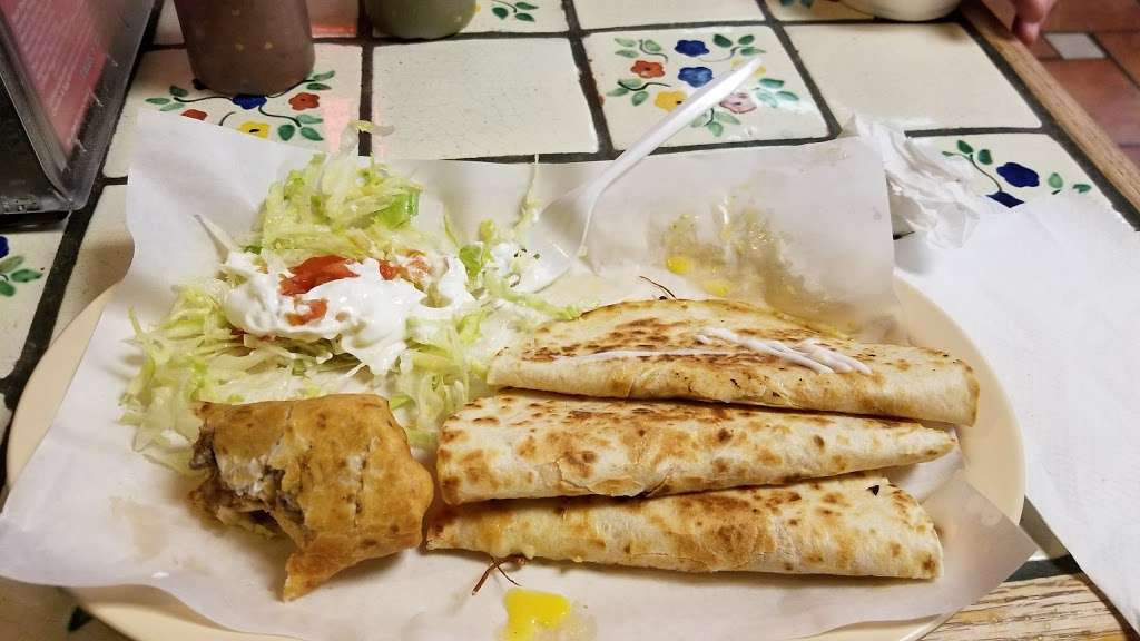 Burrito House | 3547 N Lincoln Ave, Chicago, IL 60657, USA | Phone: (773) 975-6060