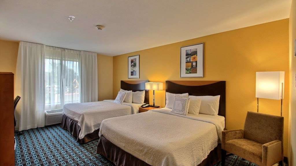 Fairfield Inn & Suites by Marriott Milwaukee Airport | 6460 South 13th Street, Oak Creek, WI 53154, USA | Phone: (414) 570-8888