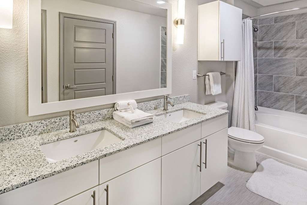 Hebron 121 Station Apartments and Townhomes | 1 Hebron Station Cir, Lewisville, TX 75057, USA | Phone: (214) 488-0220