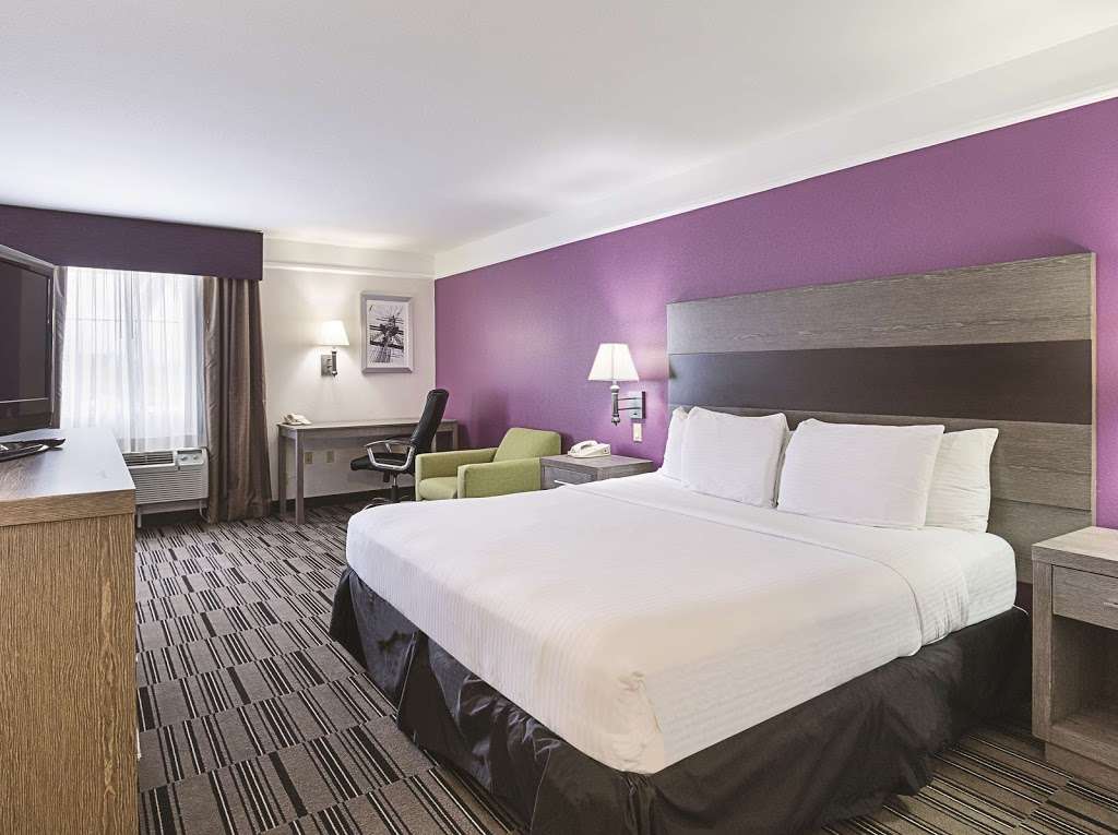 La Quinta Inn & Suites by Wyndham Houston NASA Seabrook | 3636 NASA Road 1, Seabrook, TX 77586, USA | Phone: (281) 326-7300