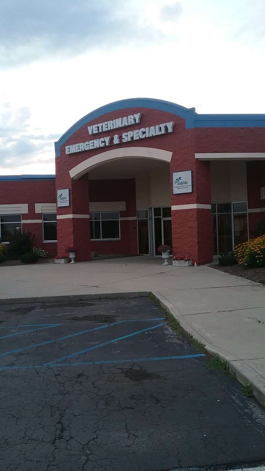 IndyVet Emergency & Specialty Hospital | 5425 Victory Dr, Indianapolis, IN 46203, USA | Phone: (317) 782-4484