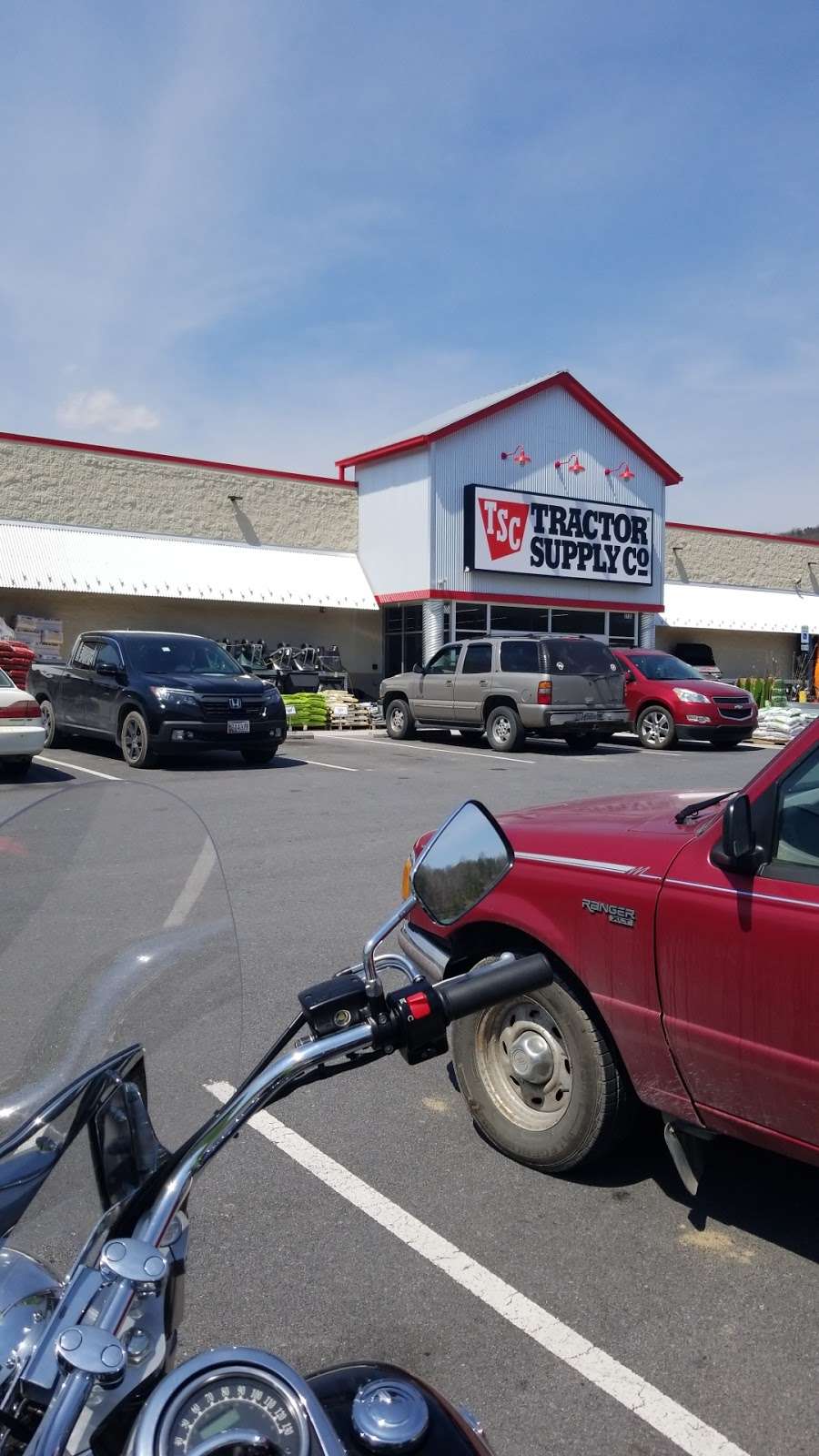 Tractor Supply Co. | 3720 Valley Rd, Berkeley Springs, WV 25411, USA | Phone: (304) 258-6636