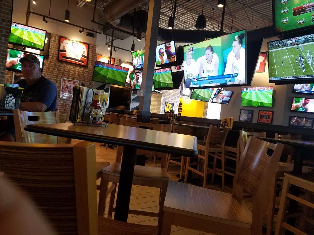 Buffalo Wild Wings | 2035 W Jonathan Moore Pike, Columbus, IN 47201, USA | Phone: (812) 375-1770