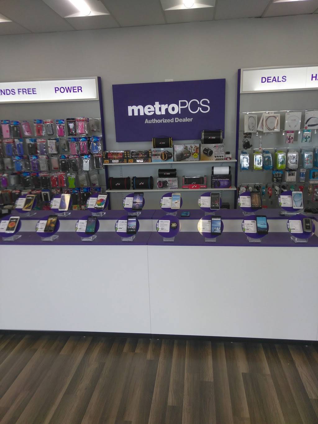 Metro by T-Mobile | 23864 Schoenherr Rd, Warren, MI 48089, USA | Phone: (586) 771-6678