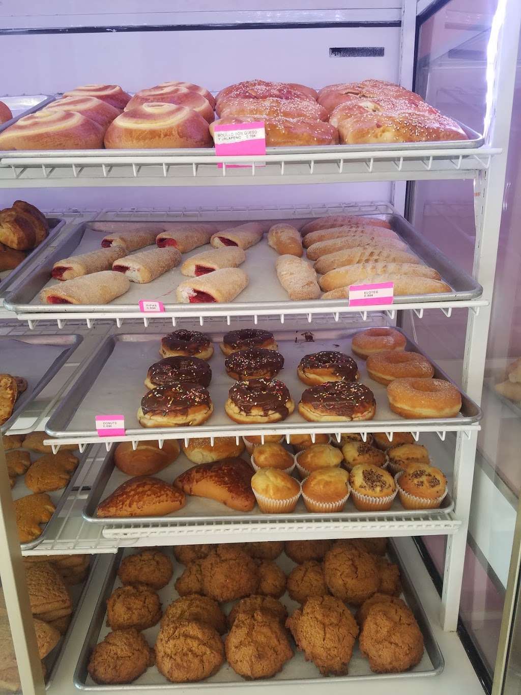 Maxi Bakery | 8712 S Commercial Ave, Chicago, IL 60617, USA | Phone: (773) 374-4162