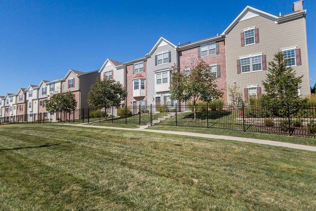 Parkway Oaks Townhomes and Duplexes | 2200 NW 56th Terrace, Kansas City, MO 64151 | Phone: (816) 844-6681