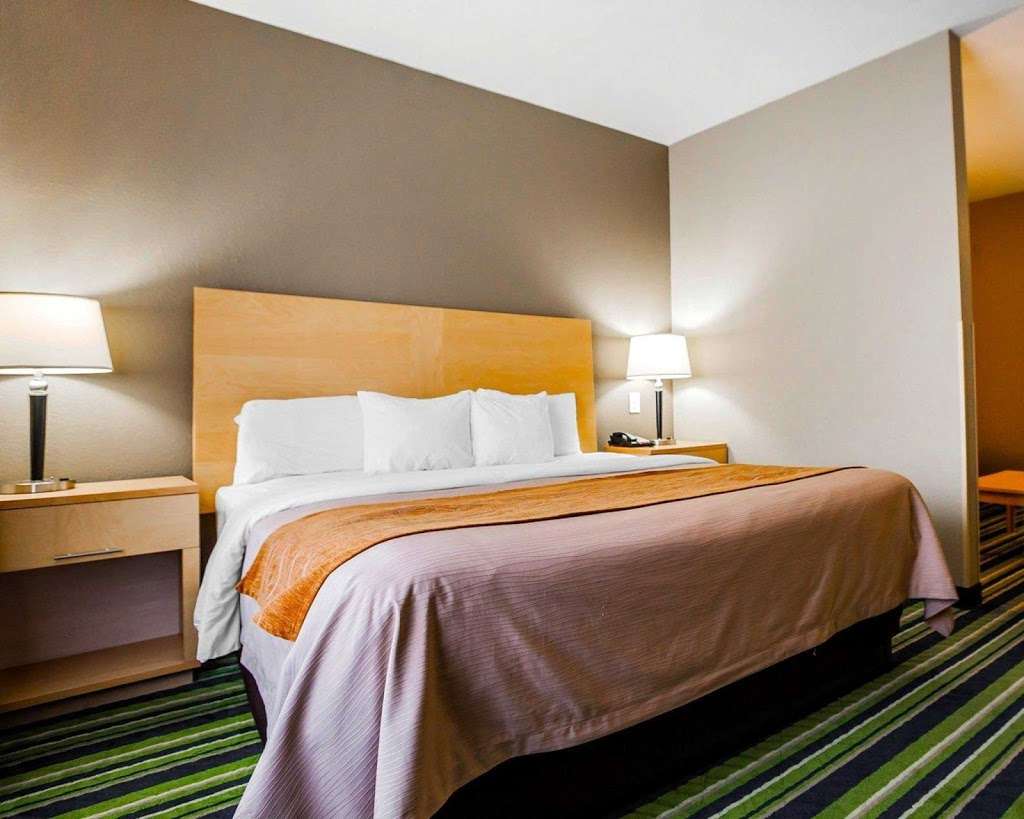 Comfort Inn Kansas City / Airport | 11100 N Ambassador Dr, Kansas City, MO 64153, USA | Phone: (816) 569-2500