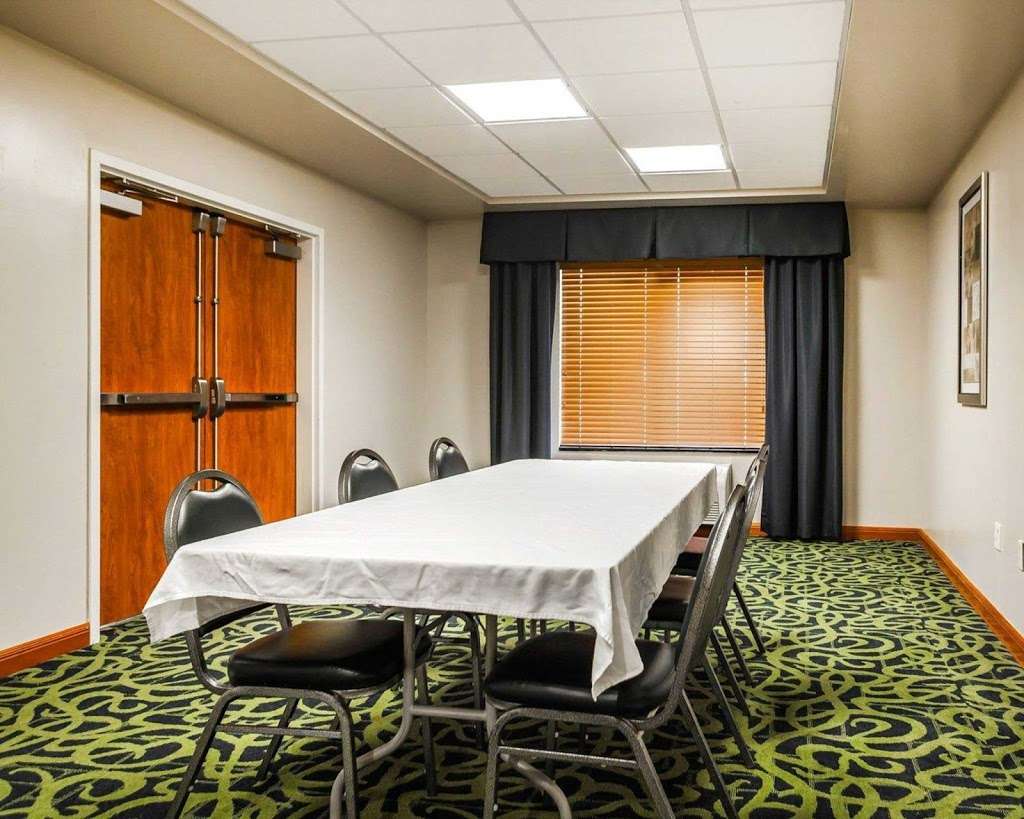 Comfort Inn Kansas City / Airport | 11100 N Ambassador Dr, Kansas City, MO 64153 | Phone: (816) 569-2500