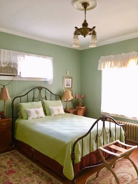 Hanover House Bed & Breakfast | 610 Buffalo Ave, Niagara Falls, NY 14303 | Phone: (716) 278-1170