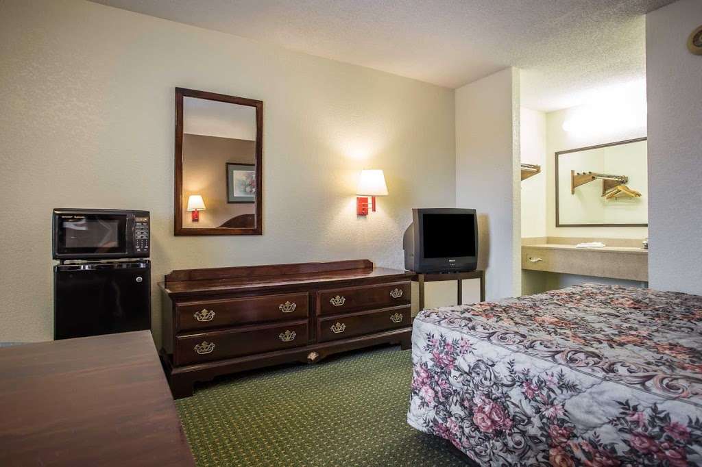 Econo Lodge | 3100 Cloverleaf Pkwy, Kannapolis, NC 28083, USA | Phone: (704) 786-3100