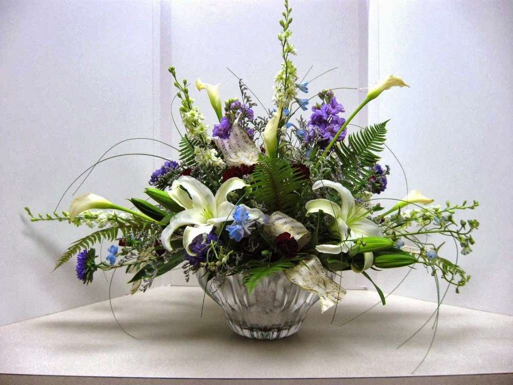 Folgers Four Seasons Florist | 4710 W Carlos Folger Dr, Columbus, IN 47201, USA | Phone: (812) 342-4112