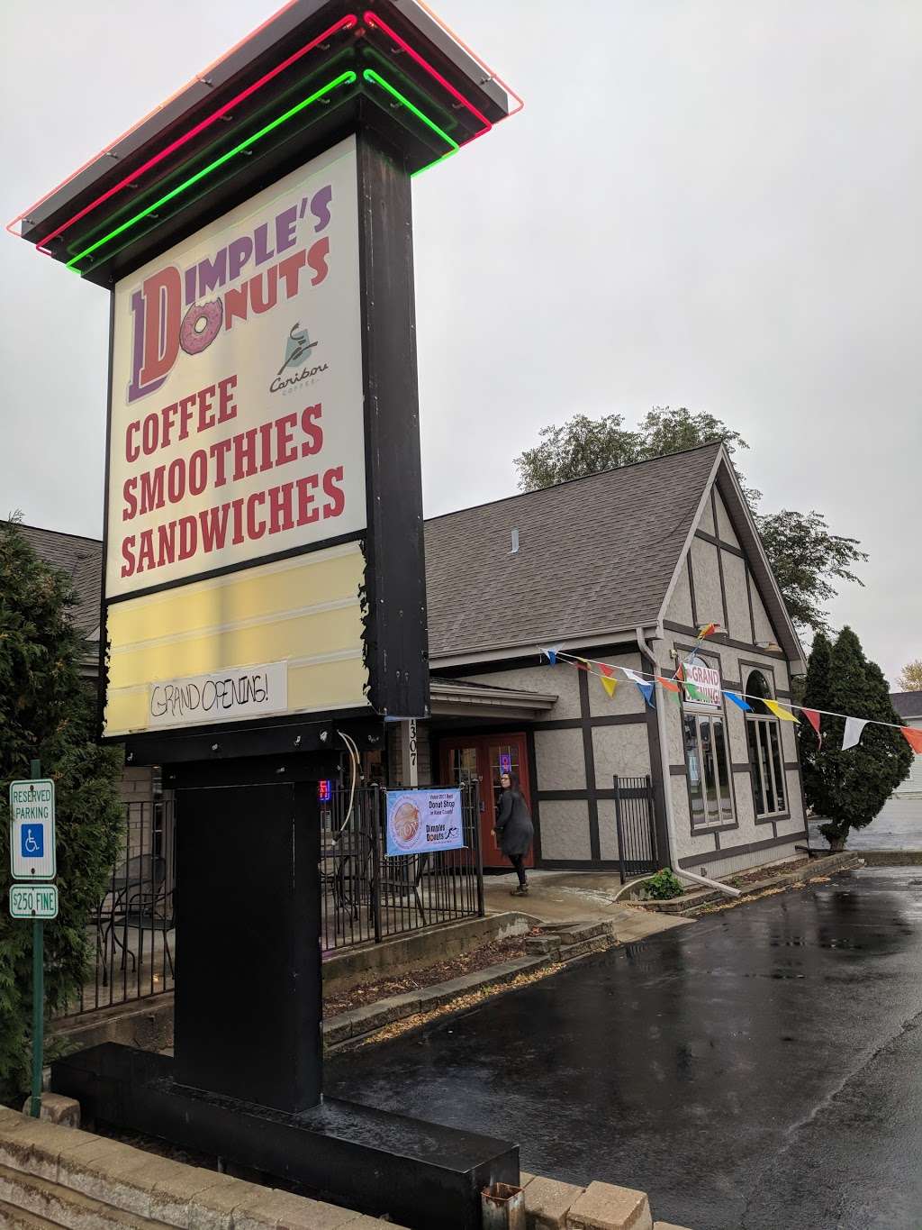 Dimple Donuts | 1307 E Main St, St. Charles, IL 60174, USA | Phone: (630) 549-0939