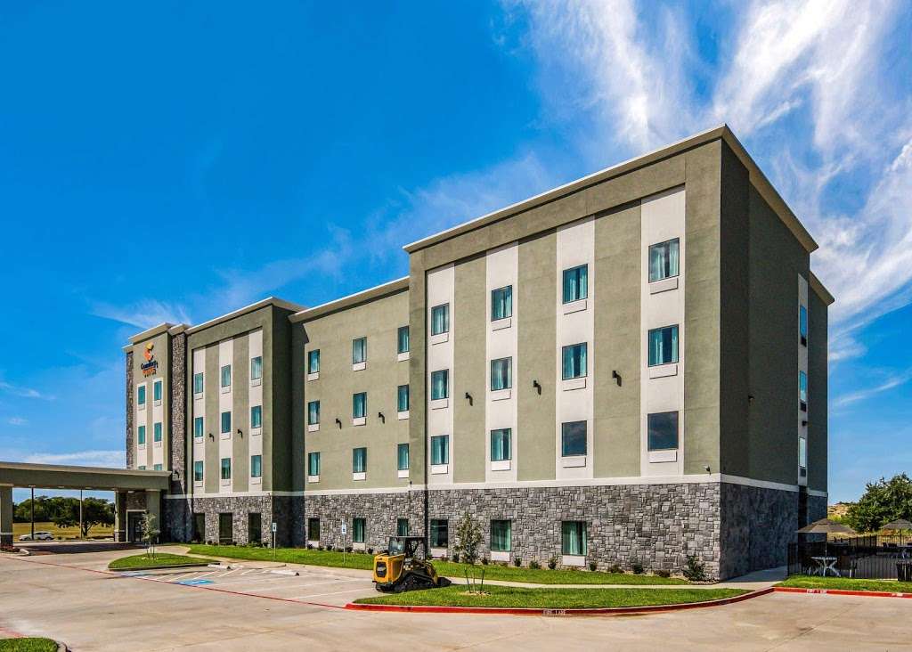 Comfort Suites DeSoto Dallas South | 1211 E Wintergreen Rd, DeSoto, TX 75115, USA | Phone: (469) 677-5452